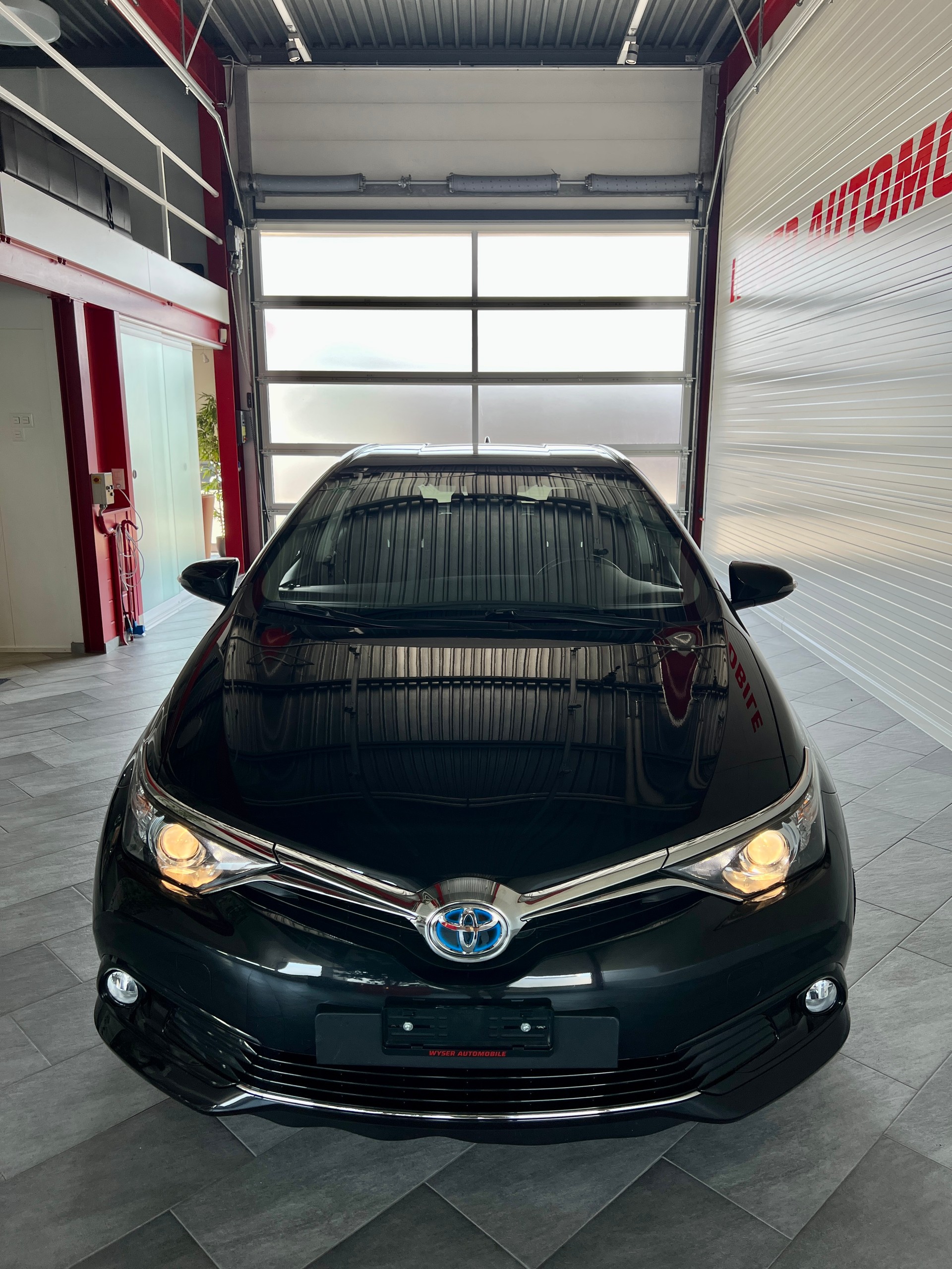 TOYOTA Auris 1.8 HSD Trend e-CVT-image-2