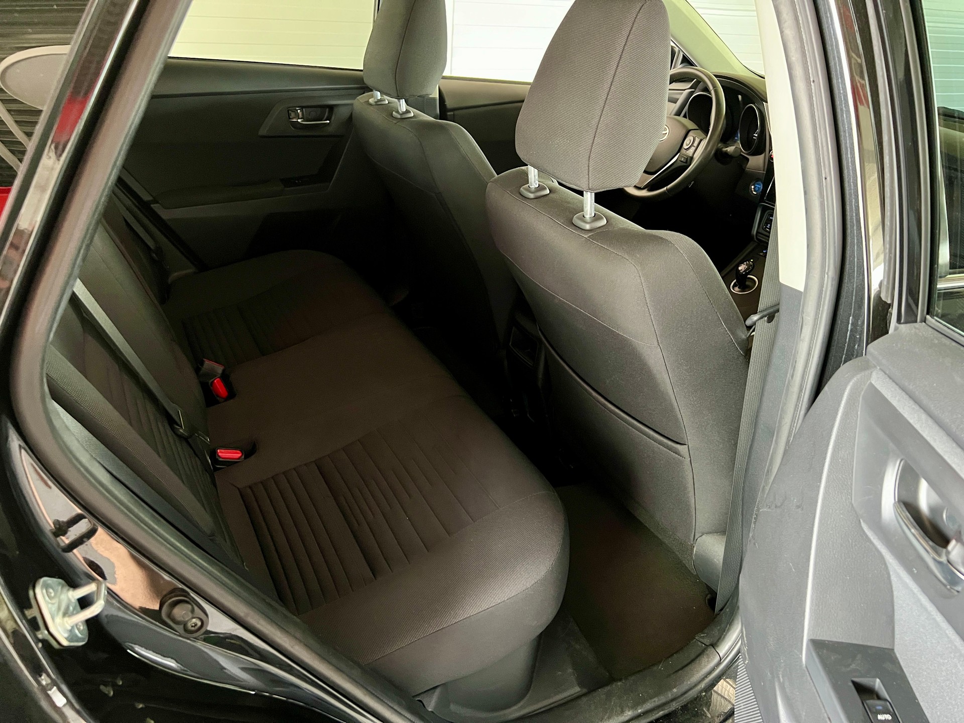 TOYOTA Auris 1.8 HSD Trend e-CVT-image-13