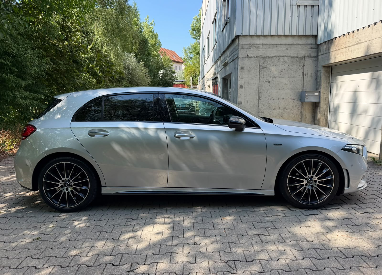 MERCEDES-BENZ A 200 AMG Line 7G-DCT Edition-image-5