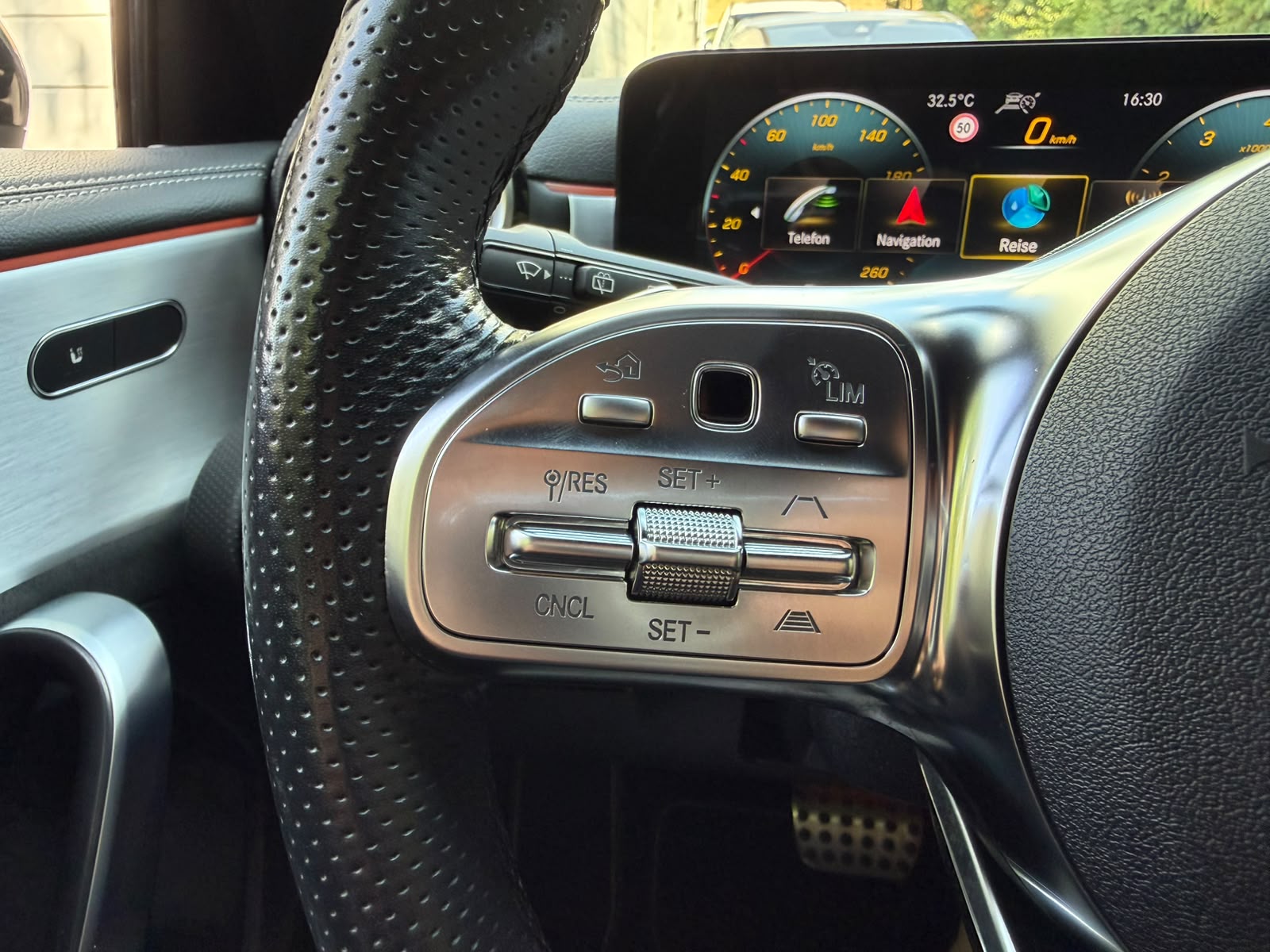 MERCEDES-BENZ A 200 AMG Line 7G-DCT Edition-image-24