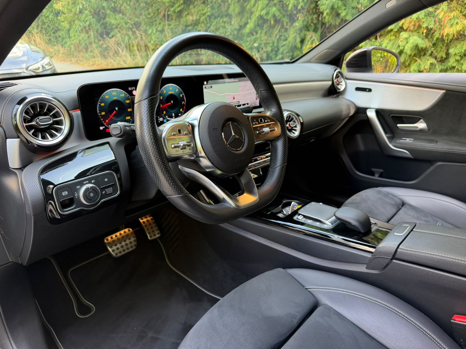 MERCEDES-BENZ A 200 AMG Line 7G-DCT Edition-image-11