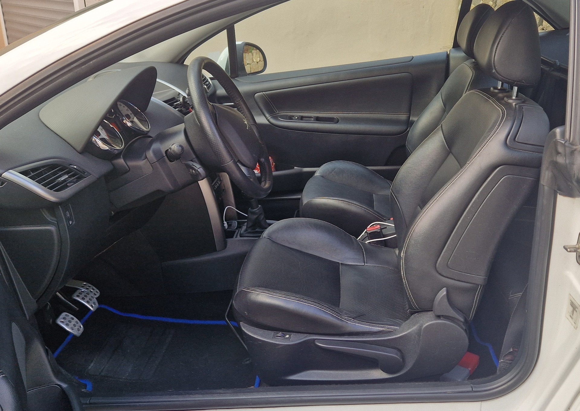 PEUGEOT 1.6 16V Swiss Edition-image-4