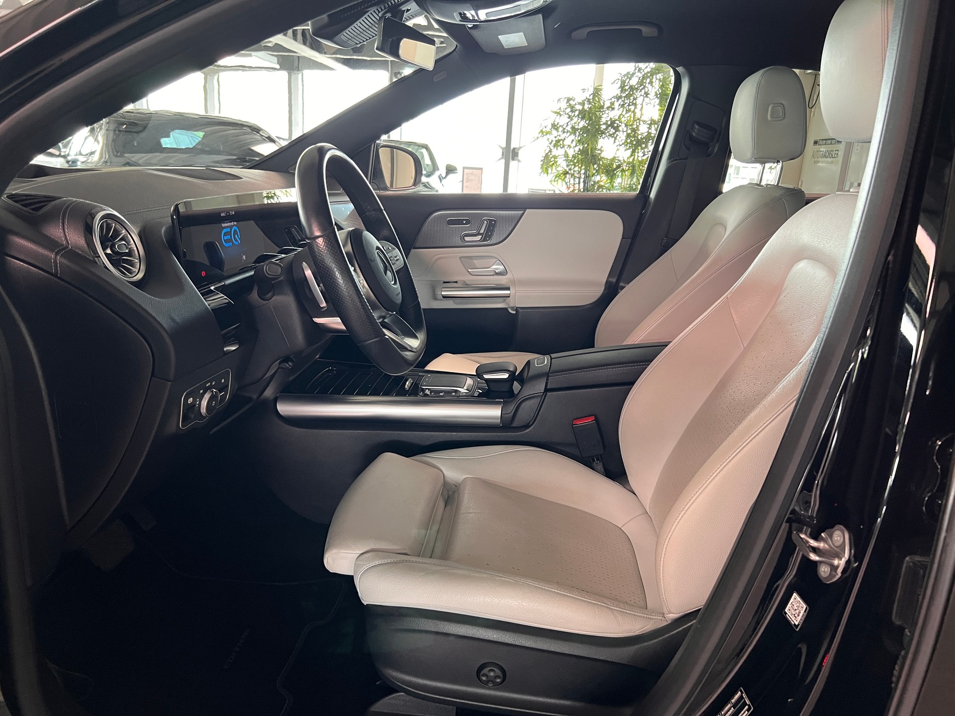 MERCEDES-BENZ EQA 250 AMG Line-image-8