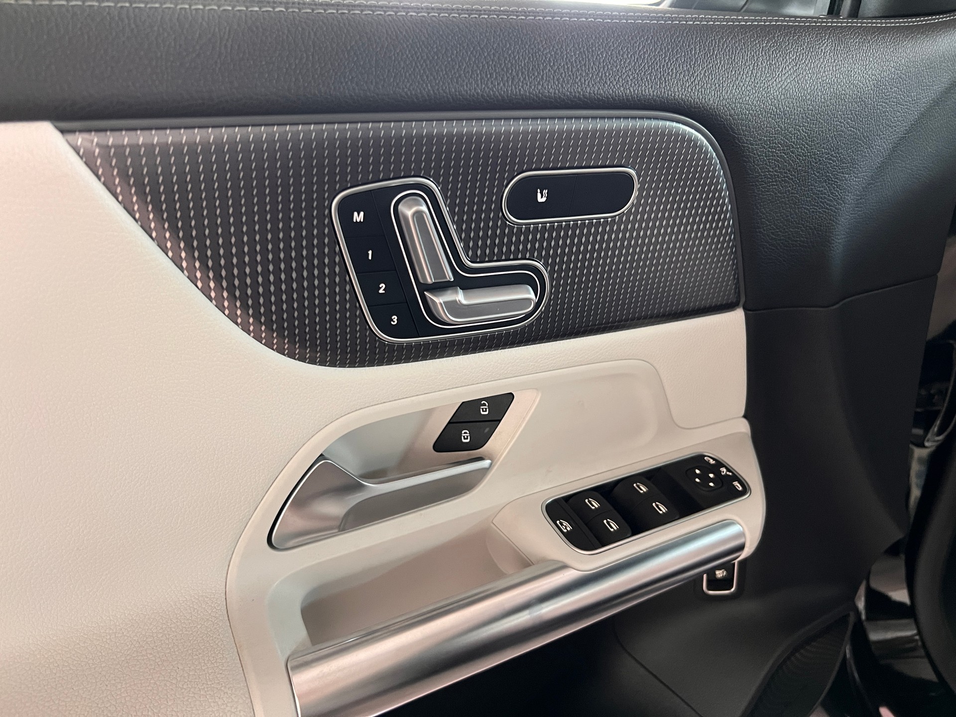 MERCEDES-BENZ EQA 250 AMG Line-image-11