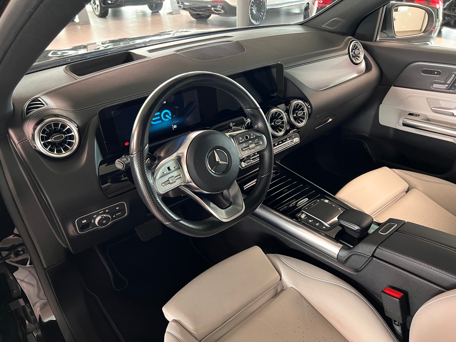 MERCEDES-BENZ EQA 250 AMG Line-image-9