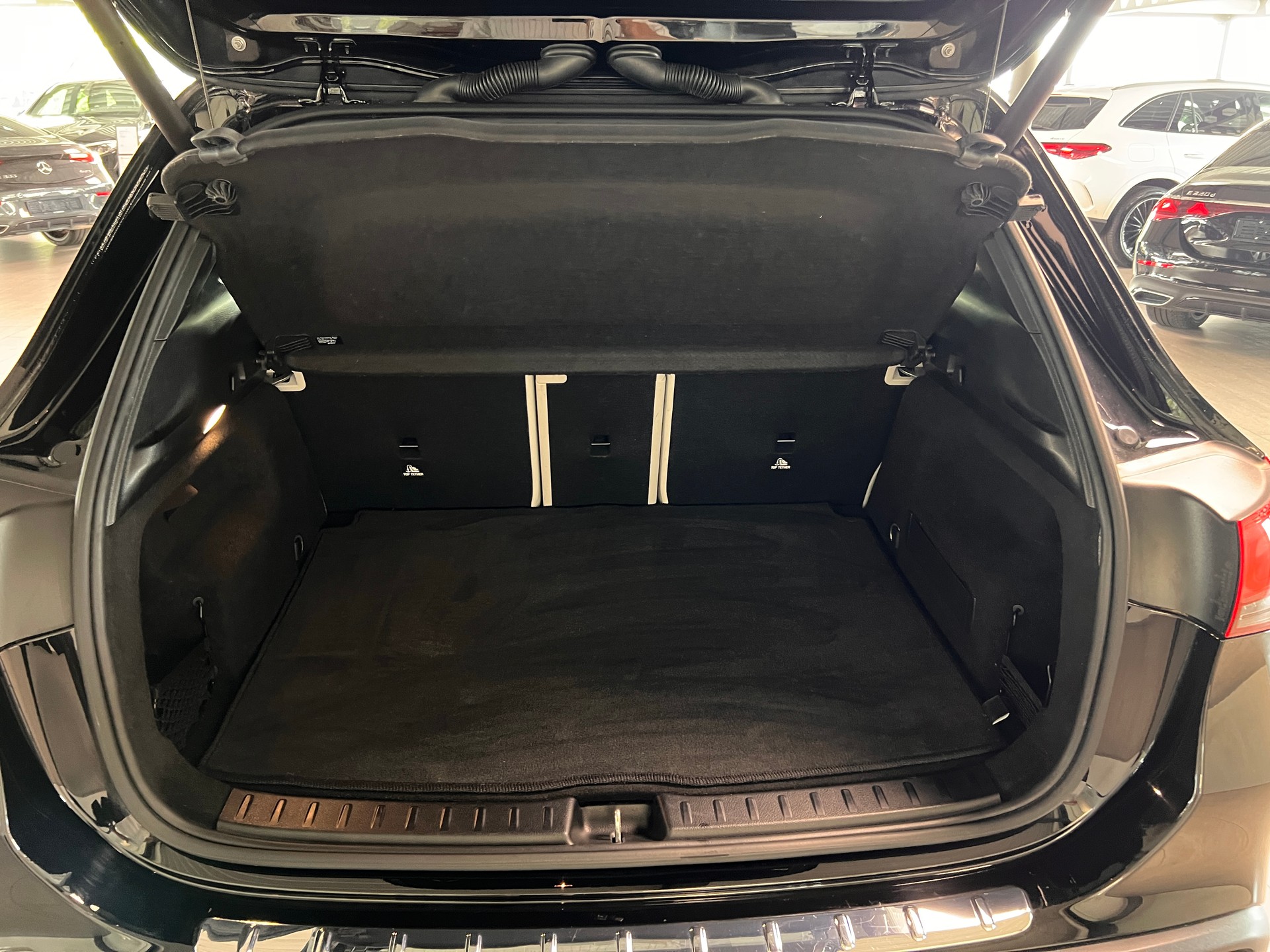 MERCEDES-BENZ EQA 250 AMG Line-image-6