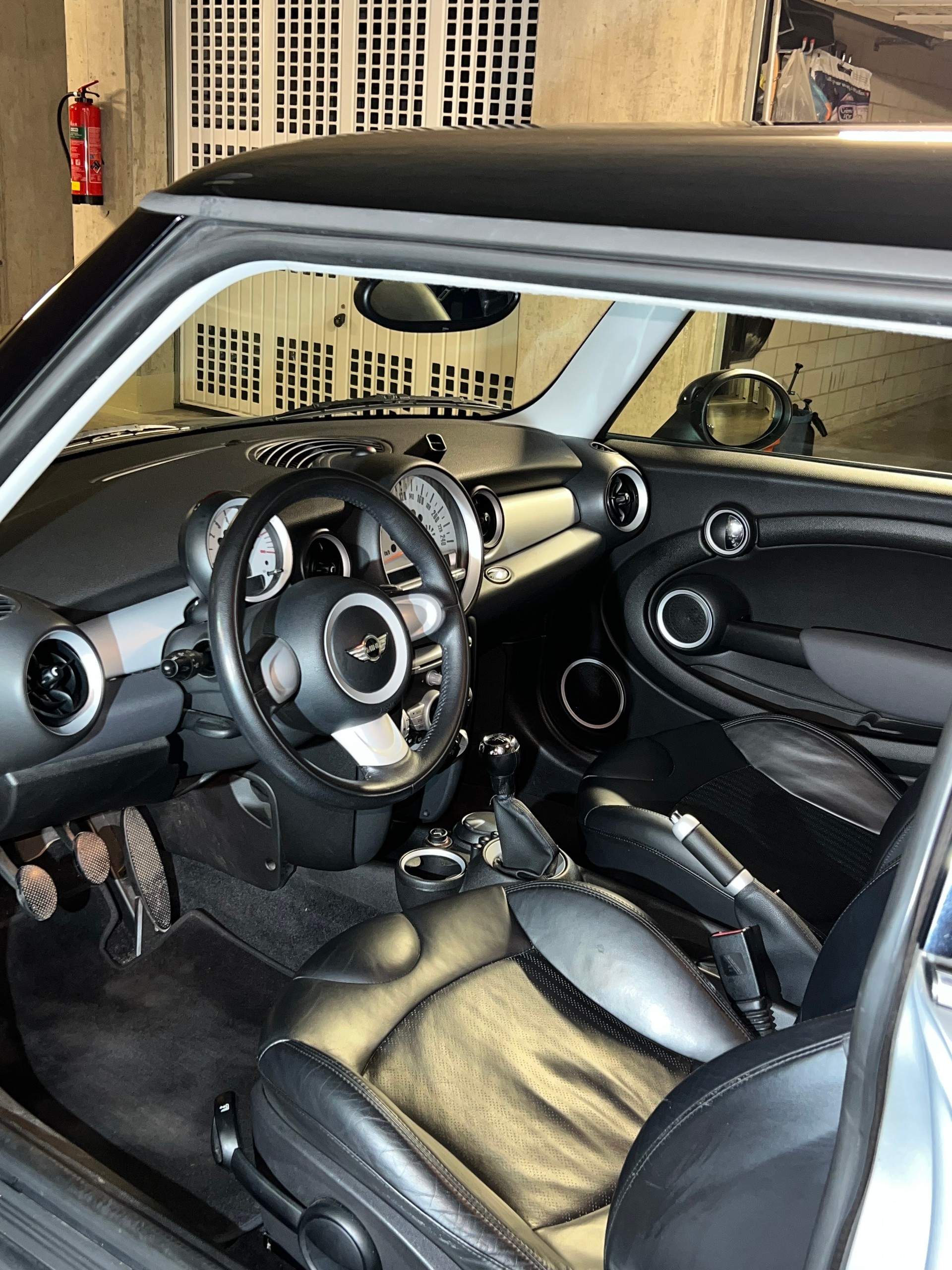 MINI 1.6i Cooper-image-4