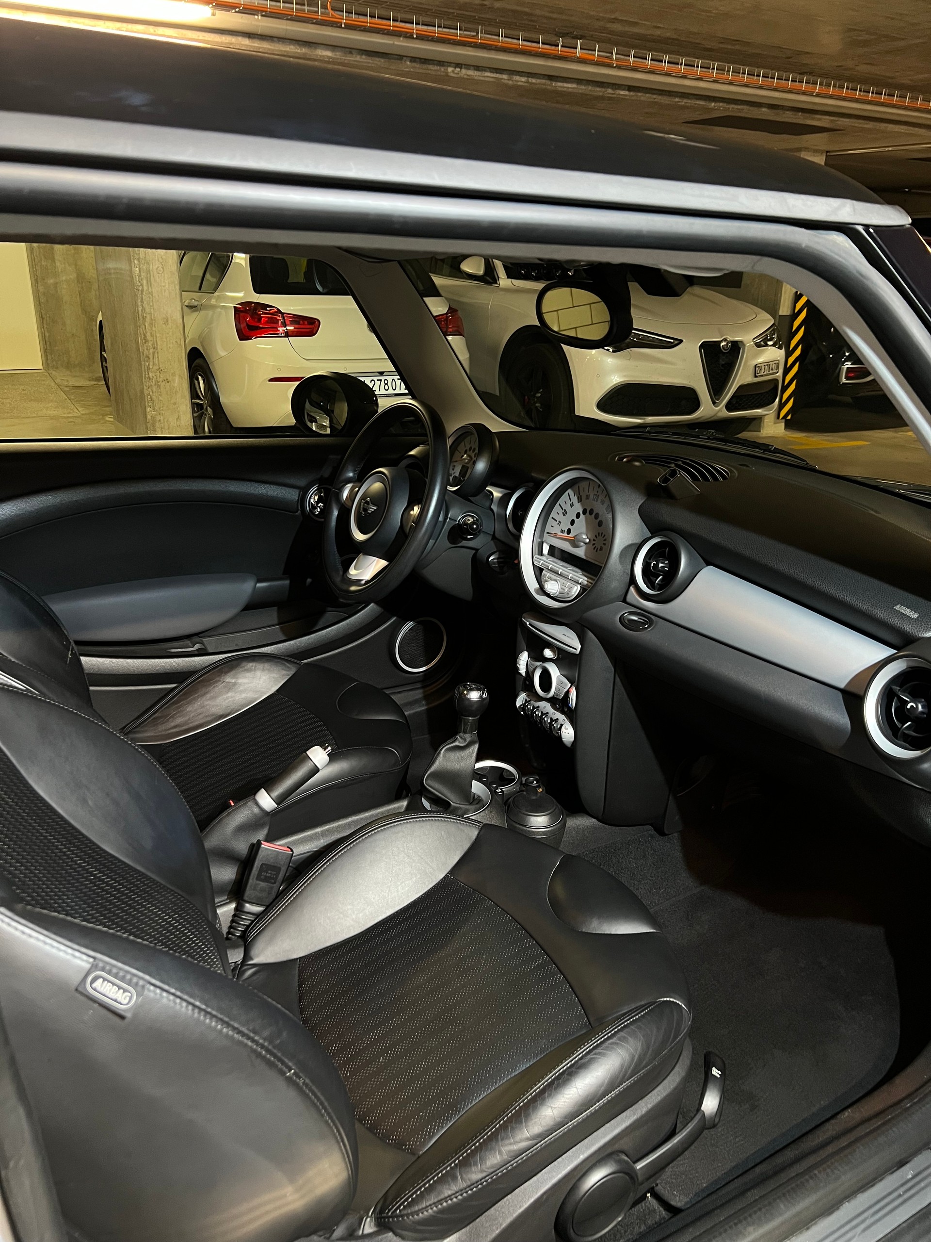 MINI 1.6i Cooper-image-5
