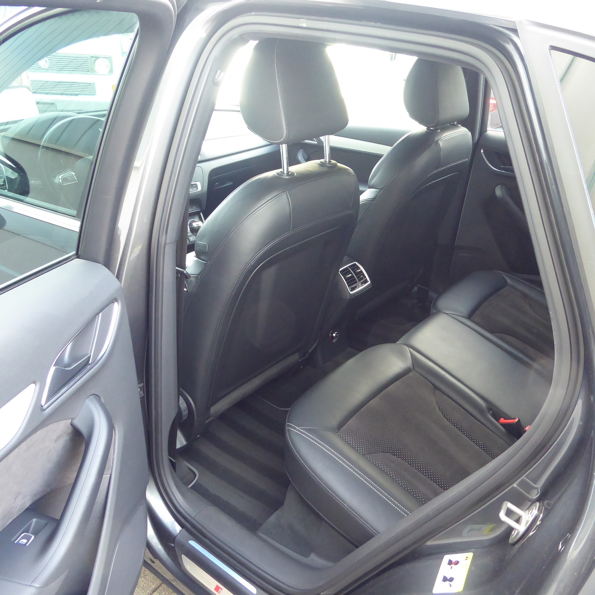 AUDI Q3 2.0 TDI quattro S-tronic-image-5