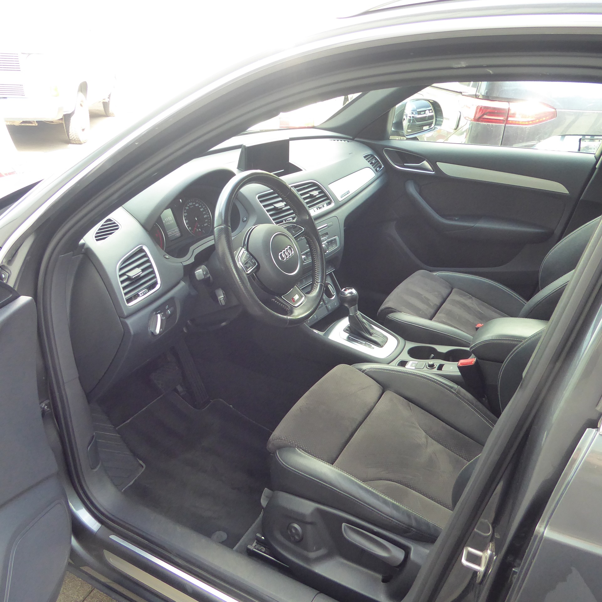 AUDI Q3 2.0 TDI quattro S-tronic-image-4