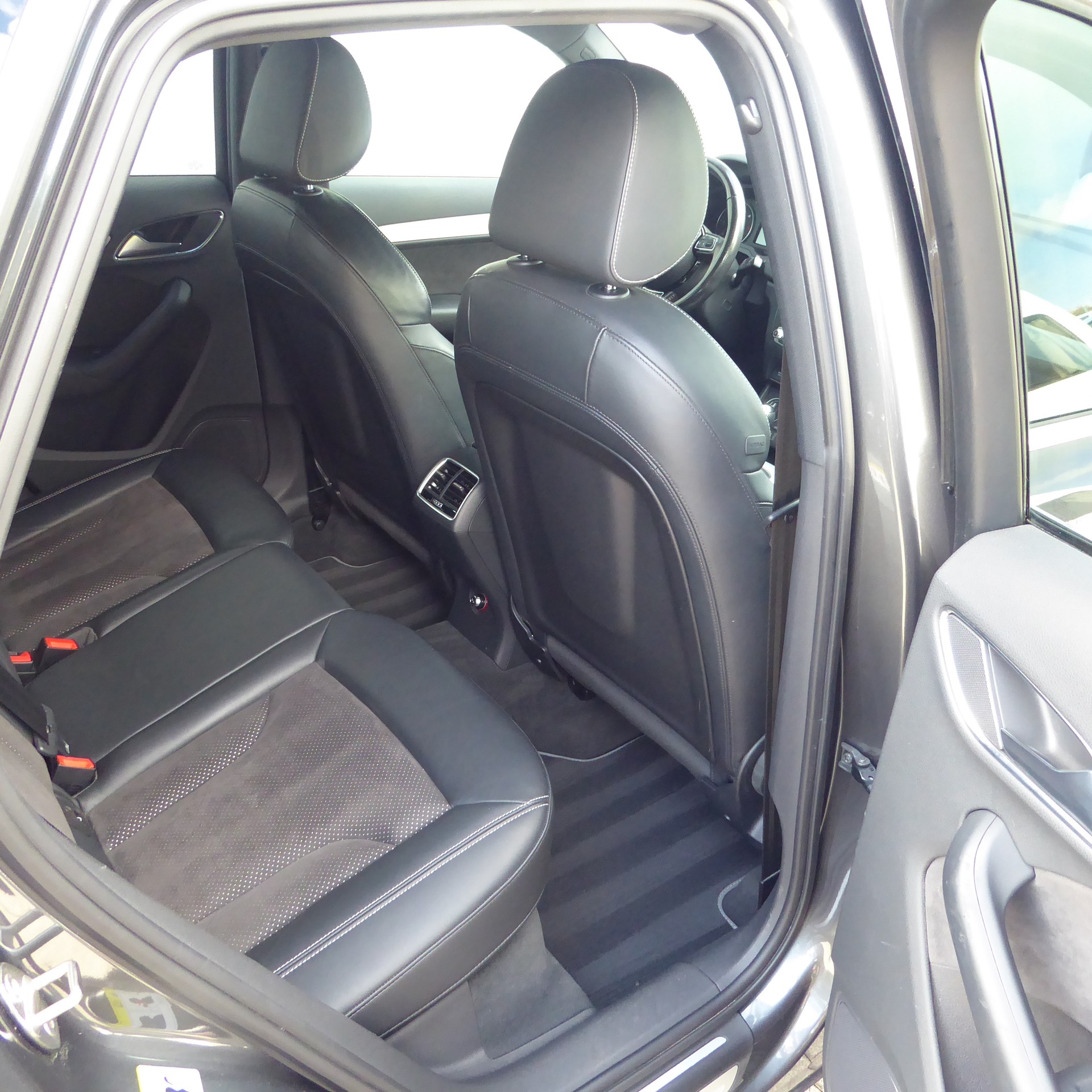 AUDI Q3 2.0 TDI quattro S-tronic-image-7