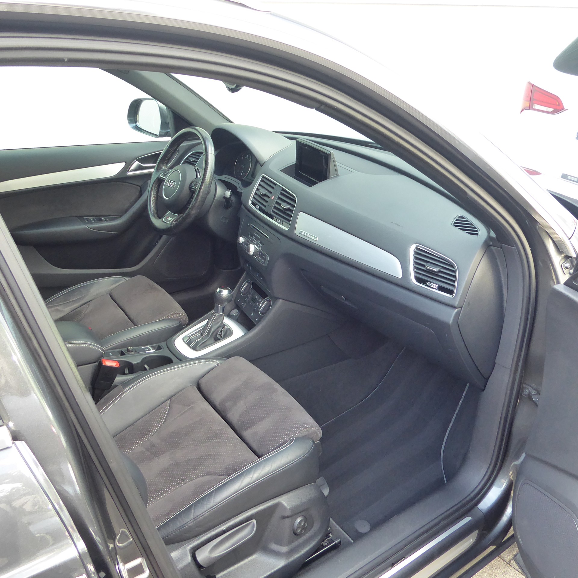 AUDI Q3 2.0 TDI quattro S-tronic-image-8