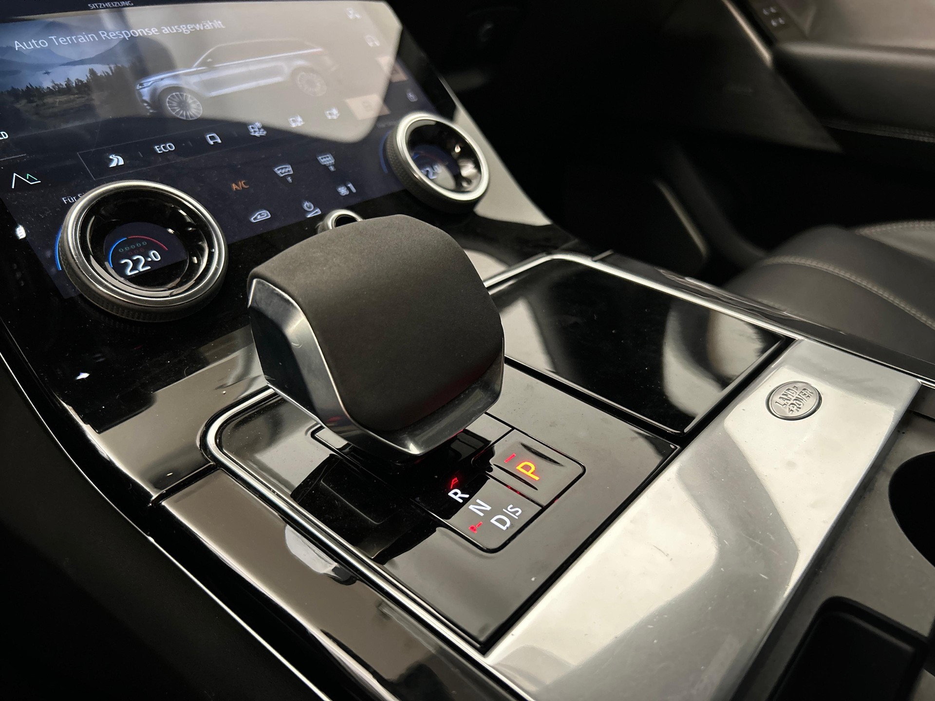 LAND ROVER Range Rover Velar 3.0 I6 R-Dynamic HSE-image-14