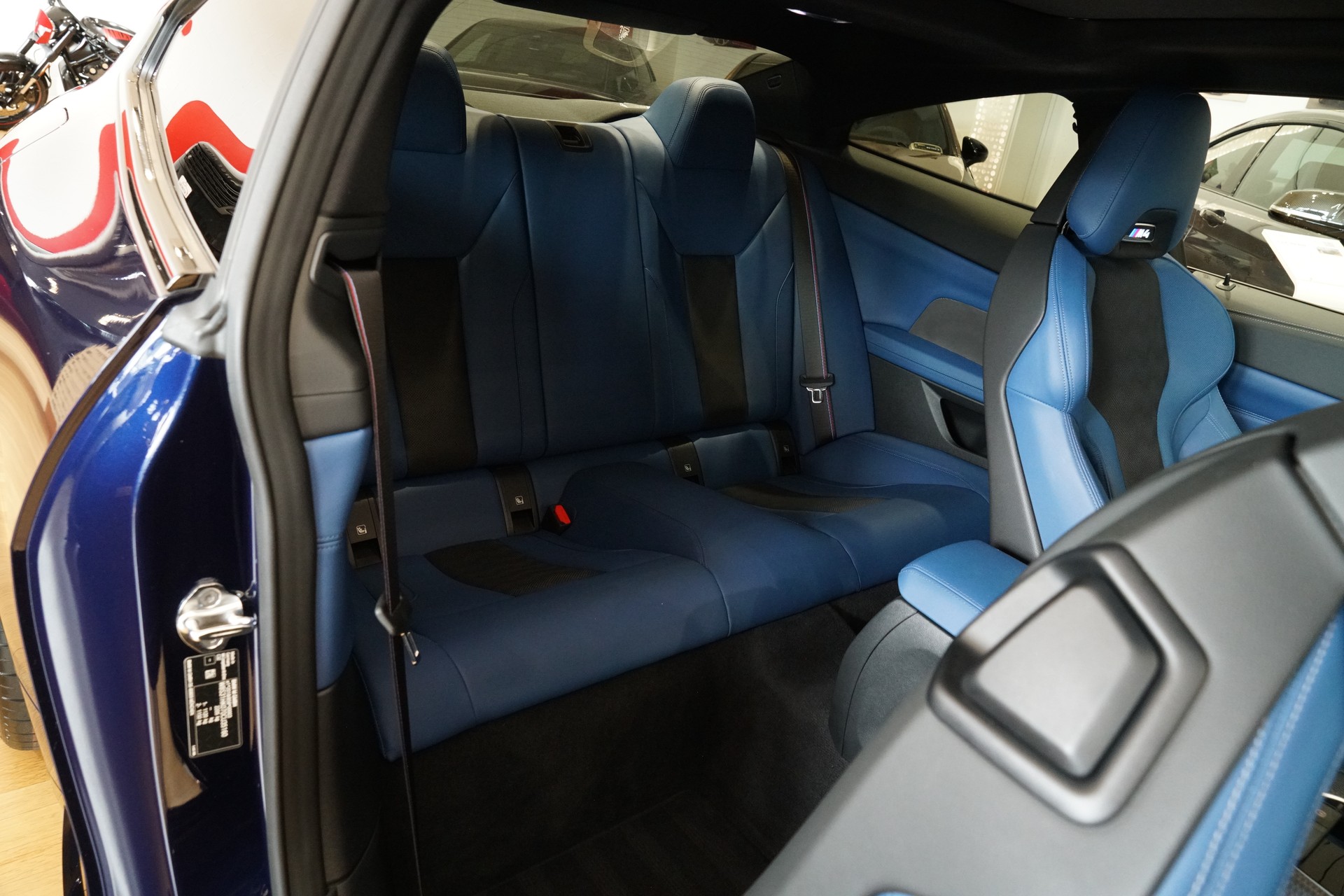 BMW M4 Coupé Competition M xDrive Individual Tansanitblau-image-18