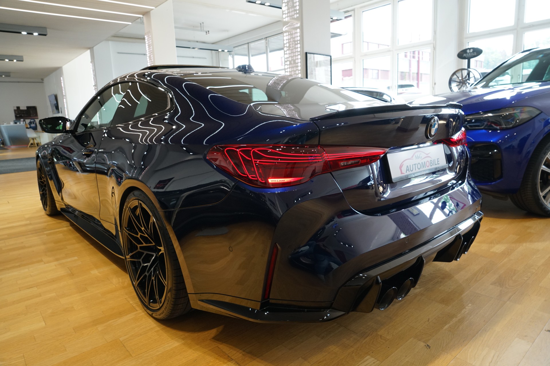 BMW M4 Coupé Competition M xDrive Individual Tansanitblau-image-5