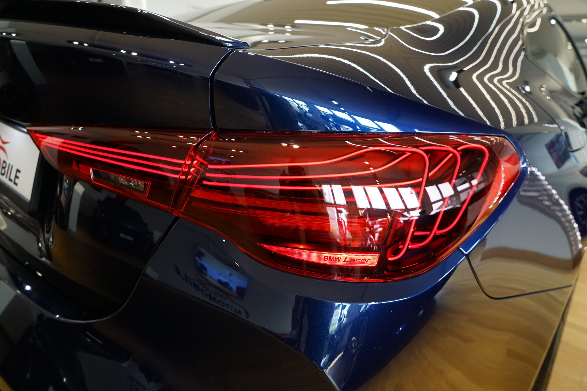 BMW M4 Coupé Competition M xDrive Individual Tansanitblau-image-8