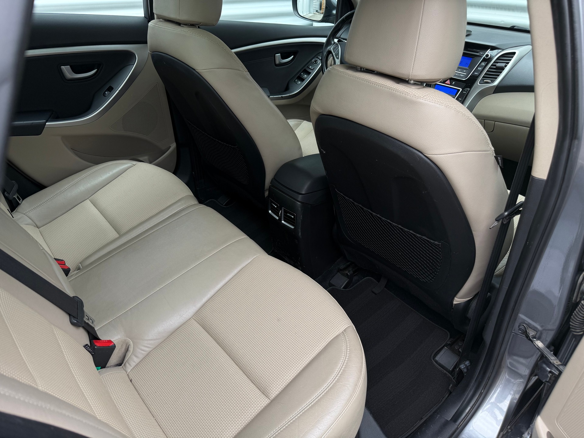 HYUNDAI i30 1.6 CRDi Style Automatic-image-11
