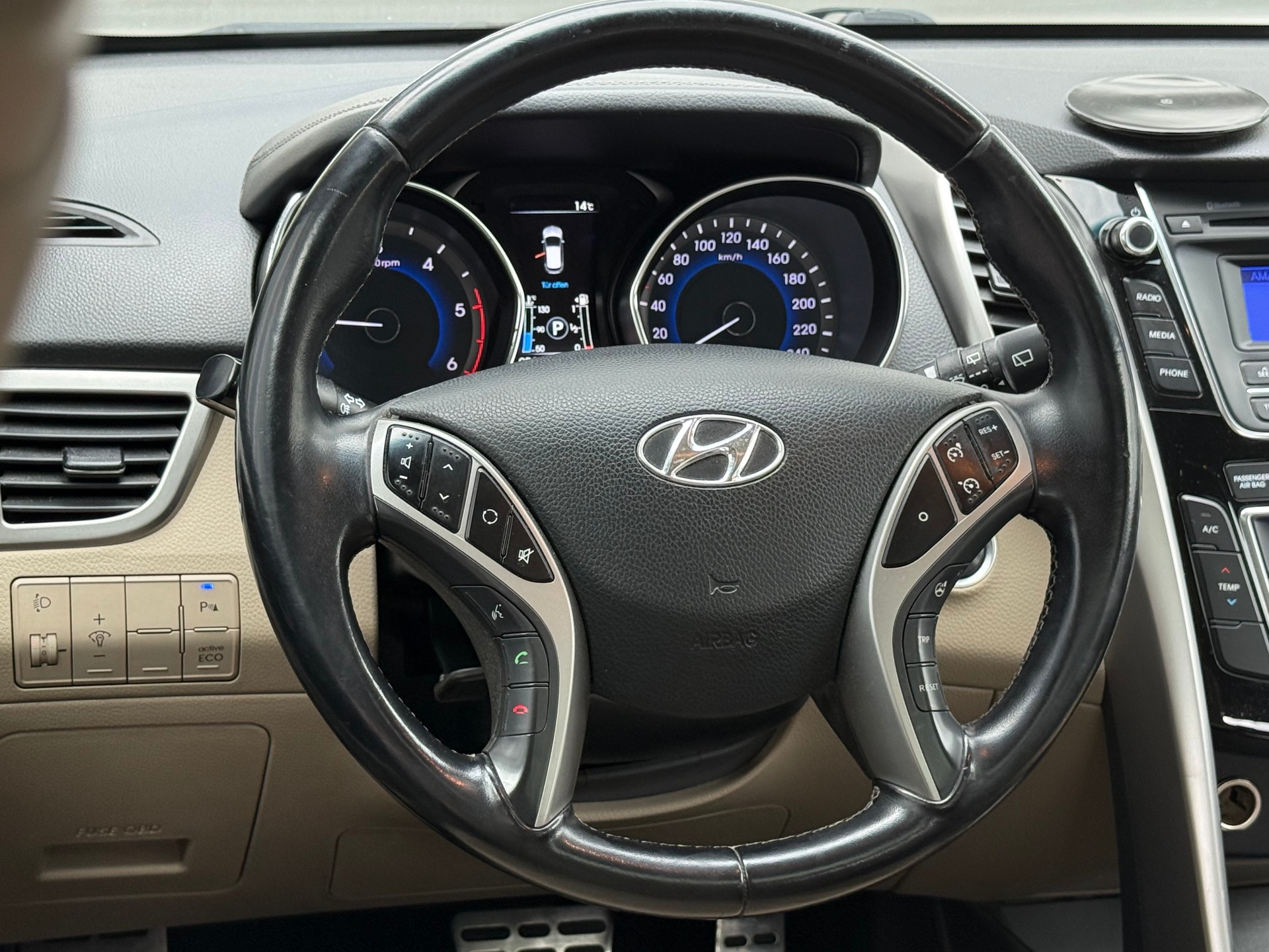HYUNDAI i30 1.6 CRDi Style Automatic-image-9