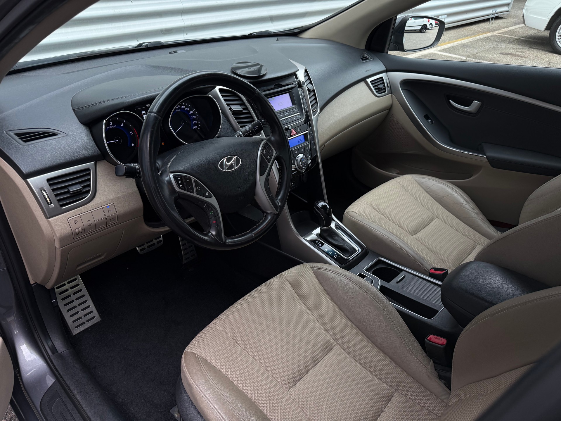 HYUNDAI i30 1.6 CRDi Style Automatic-image-4