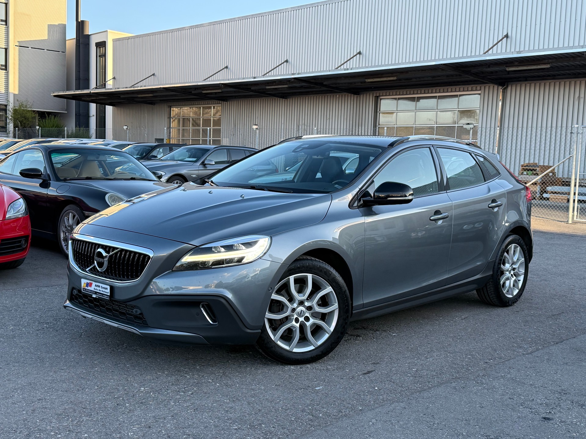 VOLVO V40 Cross Country D3 Summum Geartronic / Frisch ab MFK / 8-fach bereift / Servicegepflegt bei Volvo / Leder / PDC / Navi-image-0