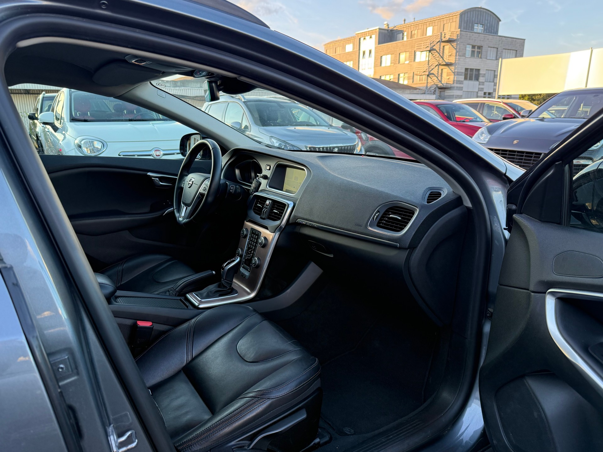VOLVO V40 Cross Country D3 Summum Geartronic / Frisch ab MFK / 8-fach bereift / Servicegepflegt bei Volvo / Leder / PDC / Navi-image-7