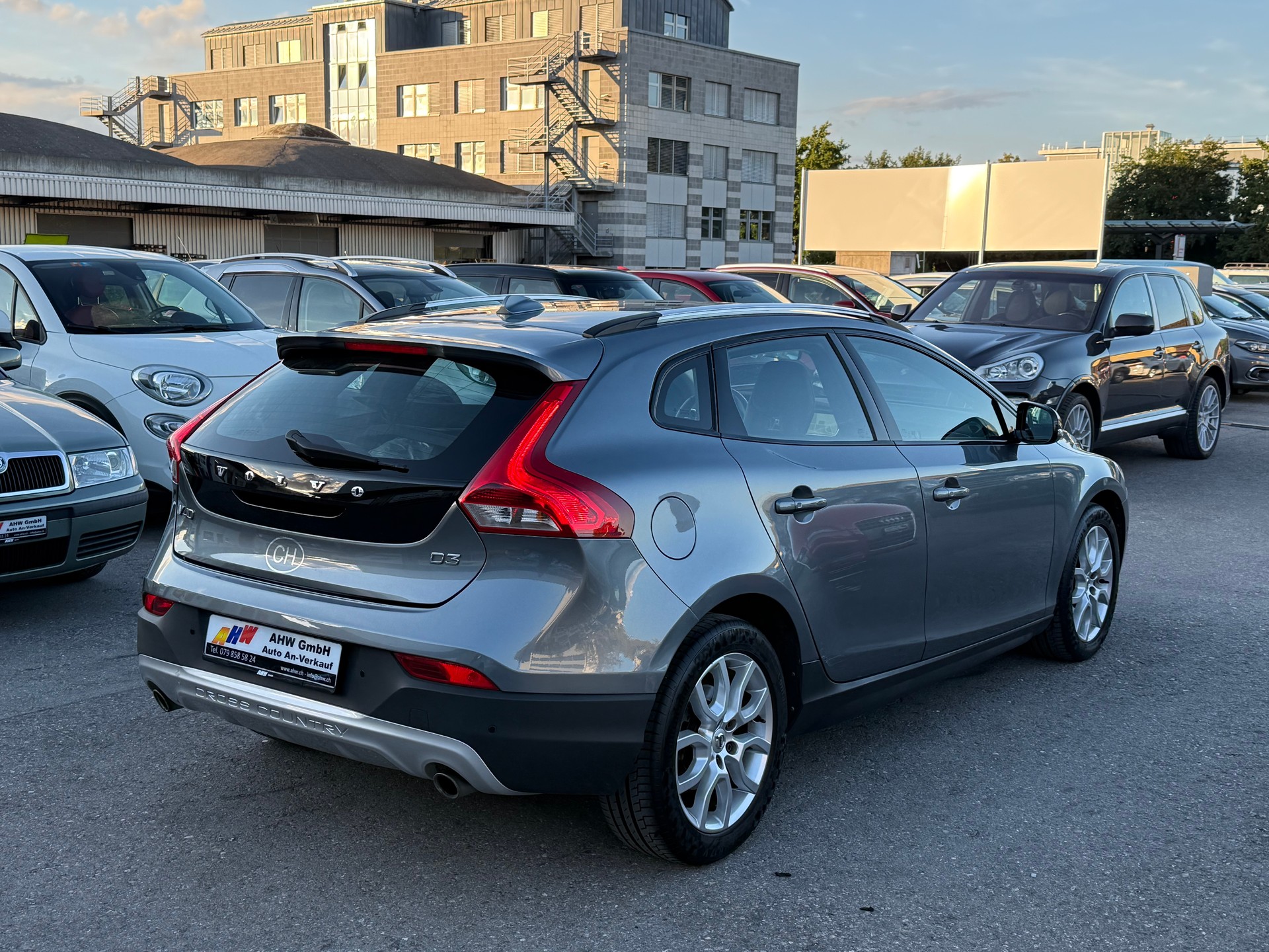 VOLVO V40 Cross Country D3 Summum Geartronic / Frisch ab MFK / 8-fach bereift / Servicegepflegt bei Volvo / Leder / PDC / Navi-image-3