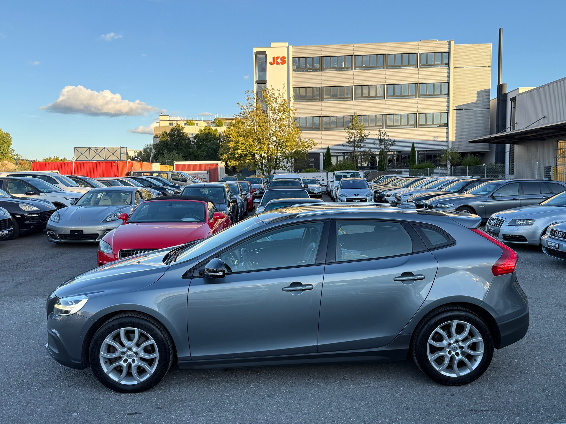 VOLVO V40 Cross Country D3 Summum Geartronic / Frisch ab MFK / 8-fach bereift / Servicegepflegt bei Volvo / Leder / PDC / Navi-image-6