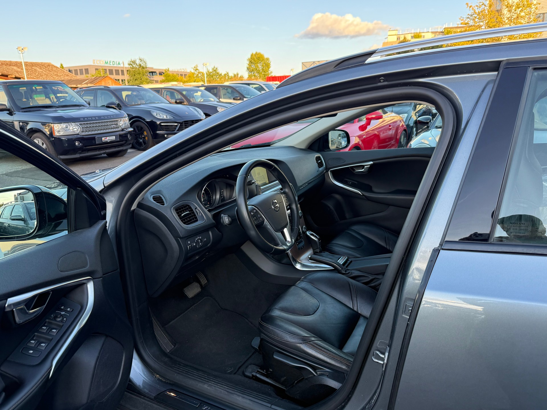 VOLVO V40 Cross Country D3 Summum Geartronic / Frisch ab MFK / 8-fach bereift / Servicegepflegt bei Volvo / Leder / PDC / Navi-image-9