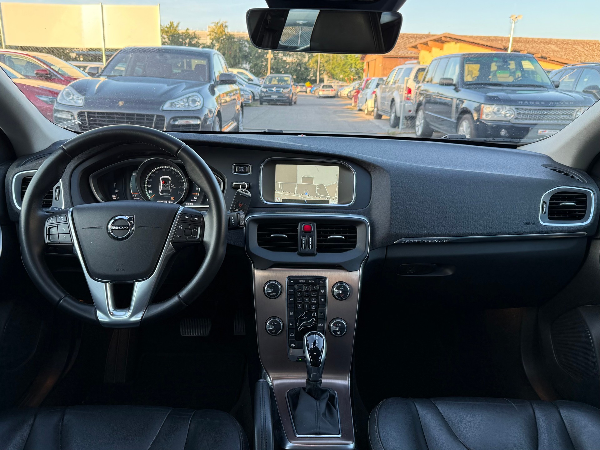 VOLVO V40 Cross Country D3 Summum Geartronic / Frisch ab MFK / 8-fach bereift / Servicegepflegt bei Volvo / Leder / PDC / Navi-image-8