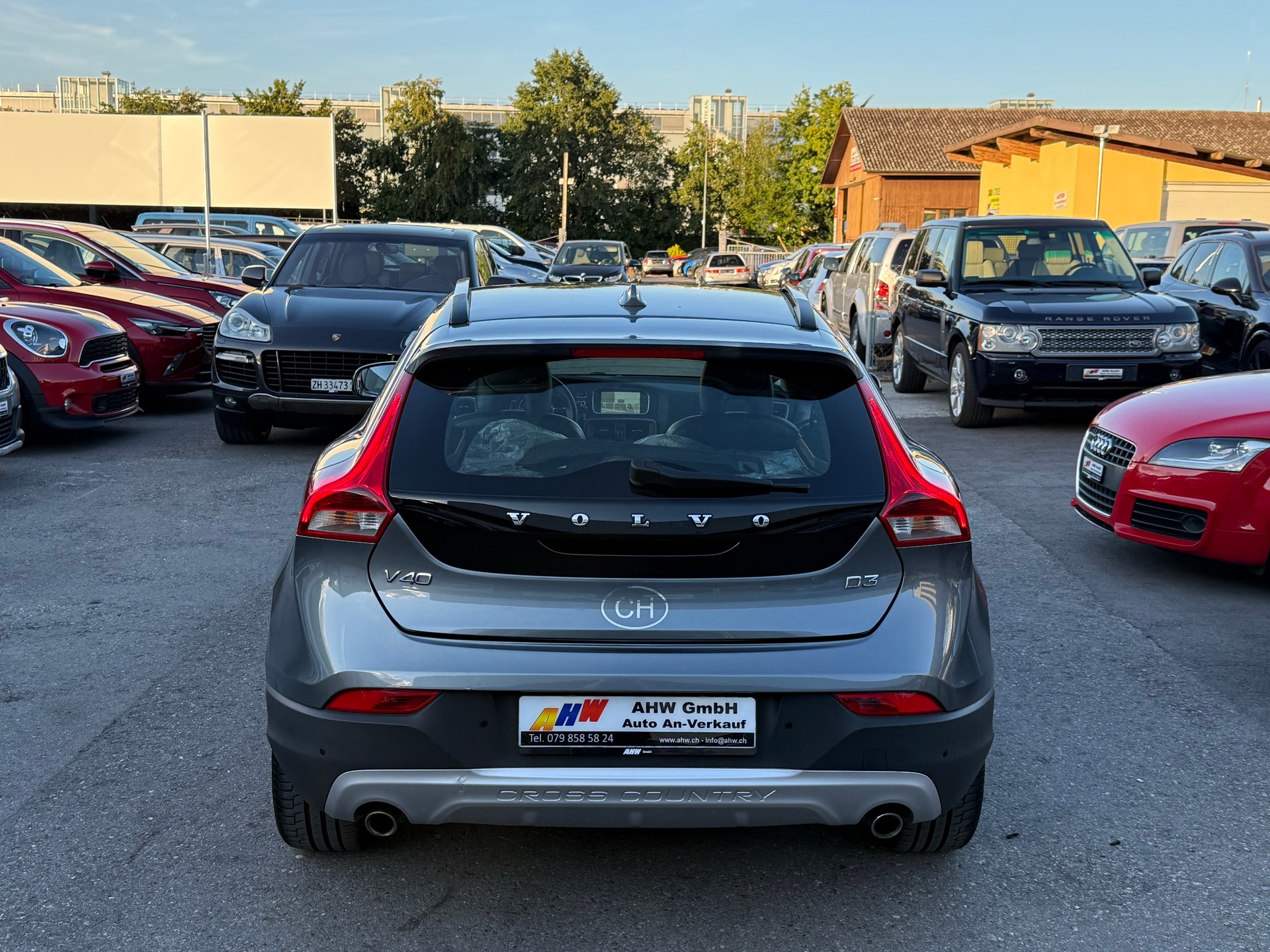 VOLVO V40 Cross Country D3 Summum Geartronic / Frisch ab MFK / 8-fach bereift / Servicegepflegt bei Volvo / Leder / PDC / Navi-image-4