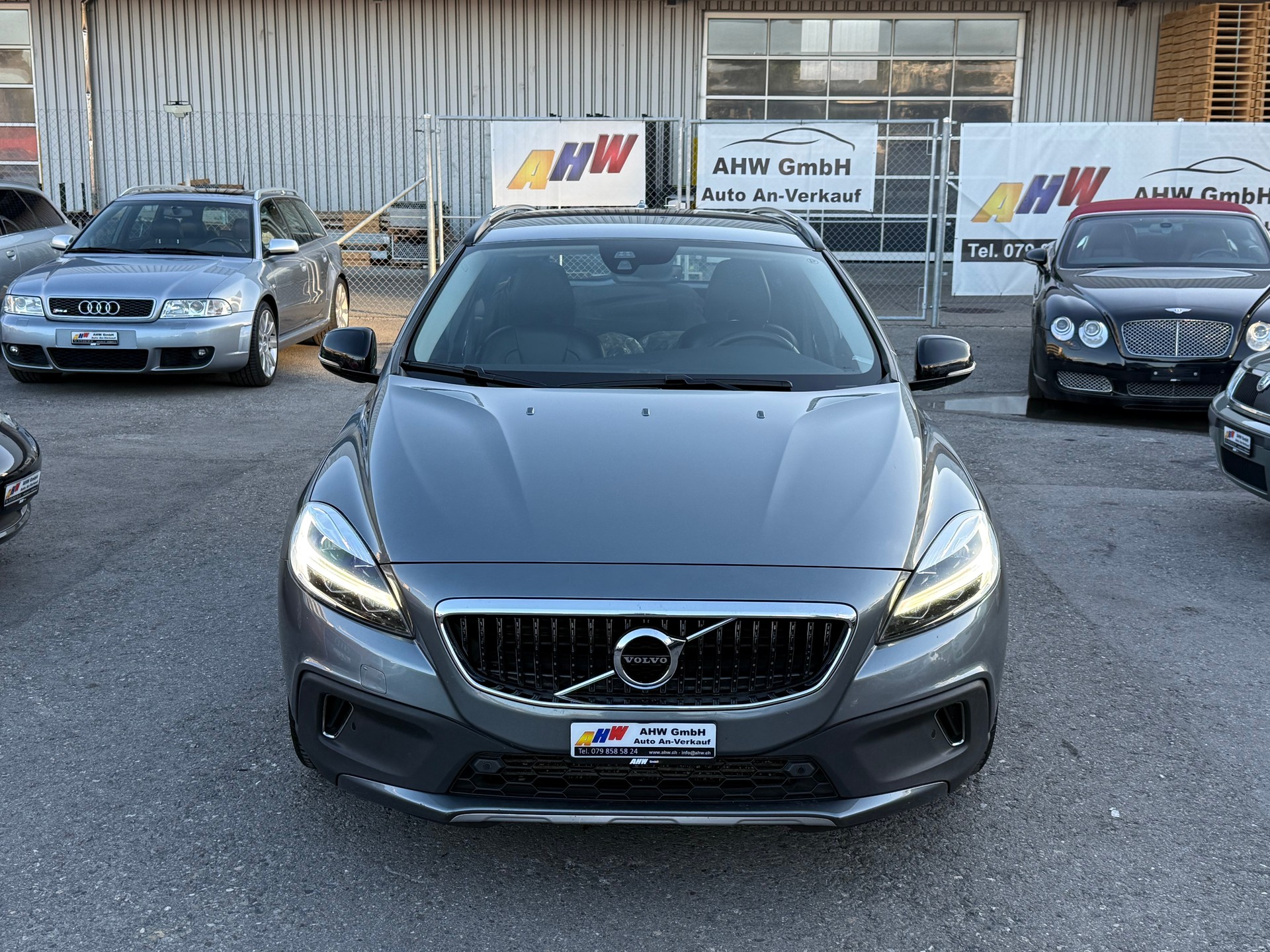 VOLVO V40 Cross Country D3 Summum Geartronic / Frisch ab MFK / 8-fach bereift / Servicegepflegt bei Volvo / Leder / PDC / Navi-image-1