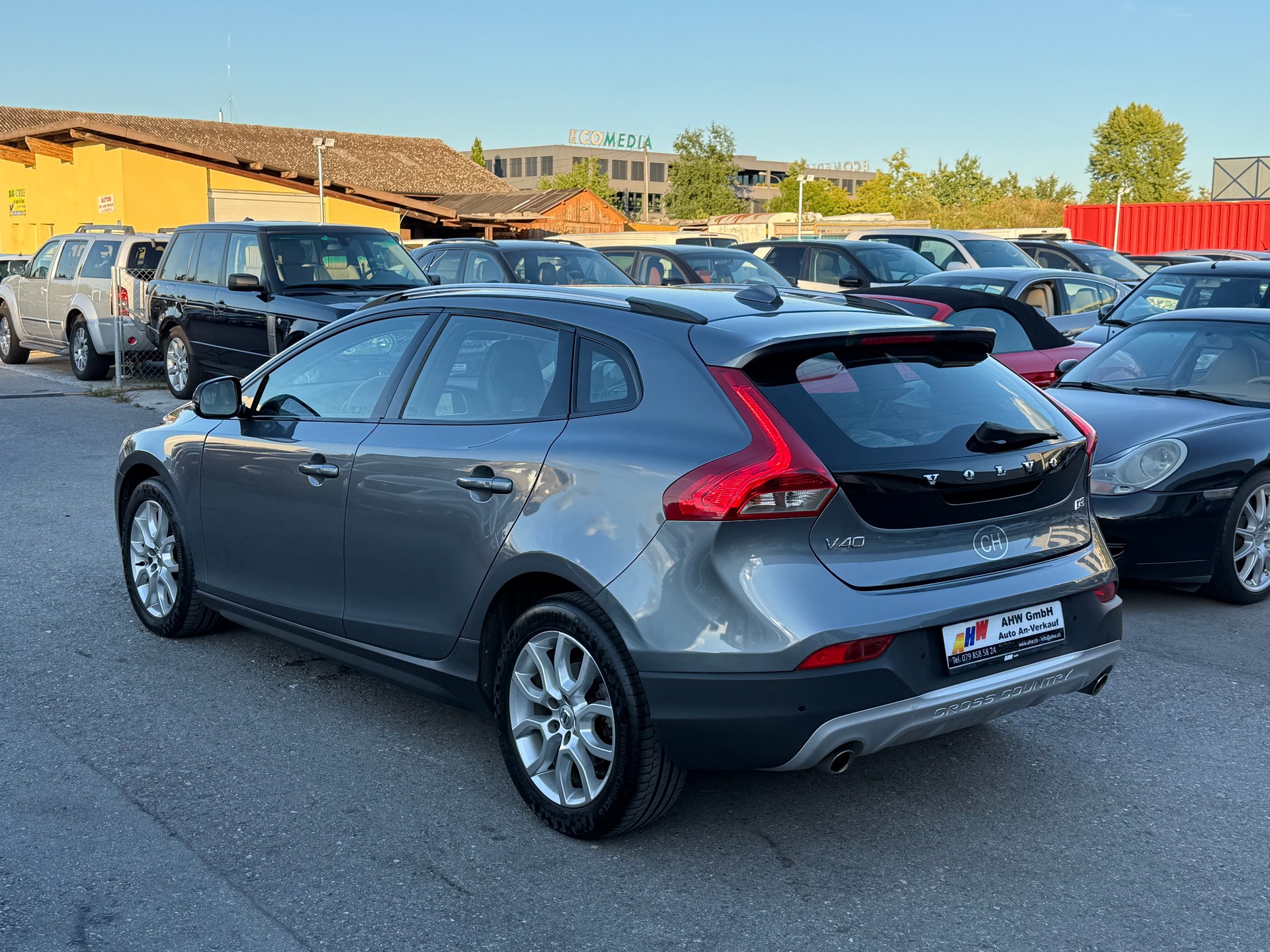 VOLVO V40 Cross Country D3 Summum Geartronic / Frisch ab MFK / 8-fach bereift / Servicegepflegt bei Volvo / Leder / PDC / Navi-image-5