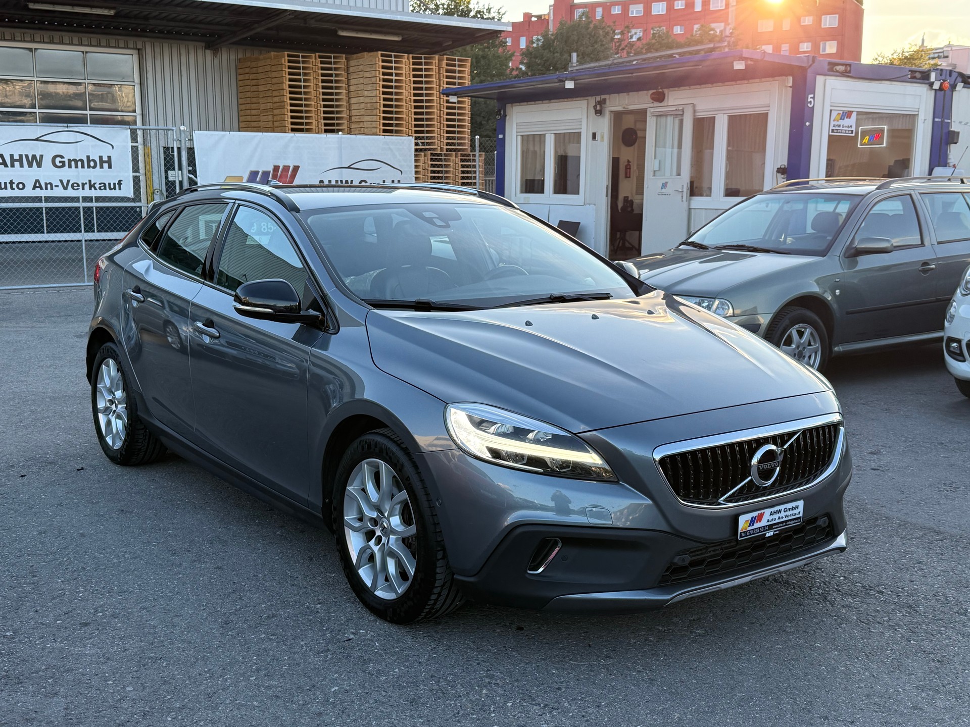 VOLVO V40 Cross Country D3 Summum Geartronic / Frisch ab MFK / 8-fach bereift / Servicegepflegt bei Volvo / Leder / PDC / Navi-image-2