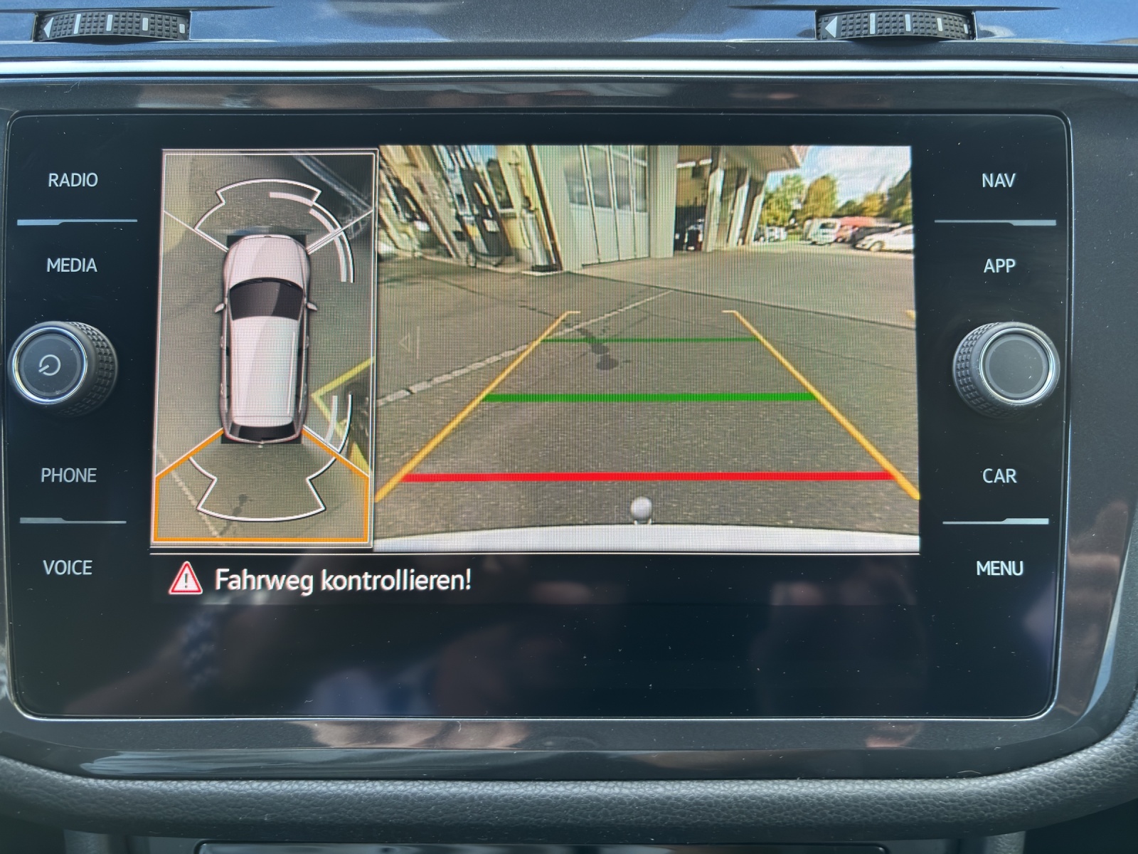 VW Tiguan Allspace 2.0 TDI SCR R-Line 4Motion DSG mit AHK, Head-Up-Display & 360°Kamrea-image-24