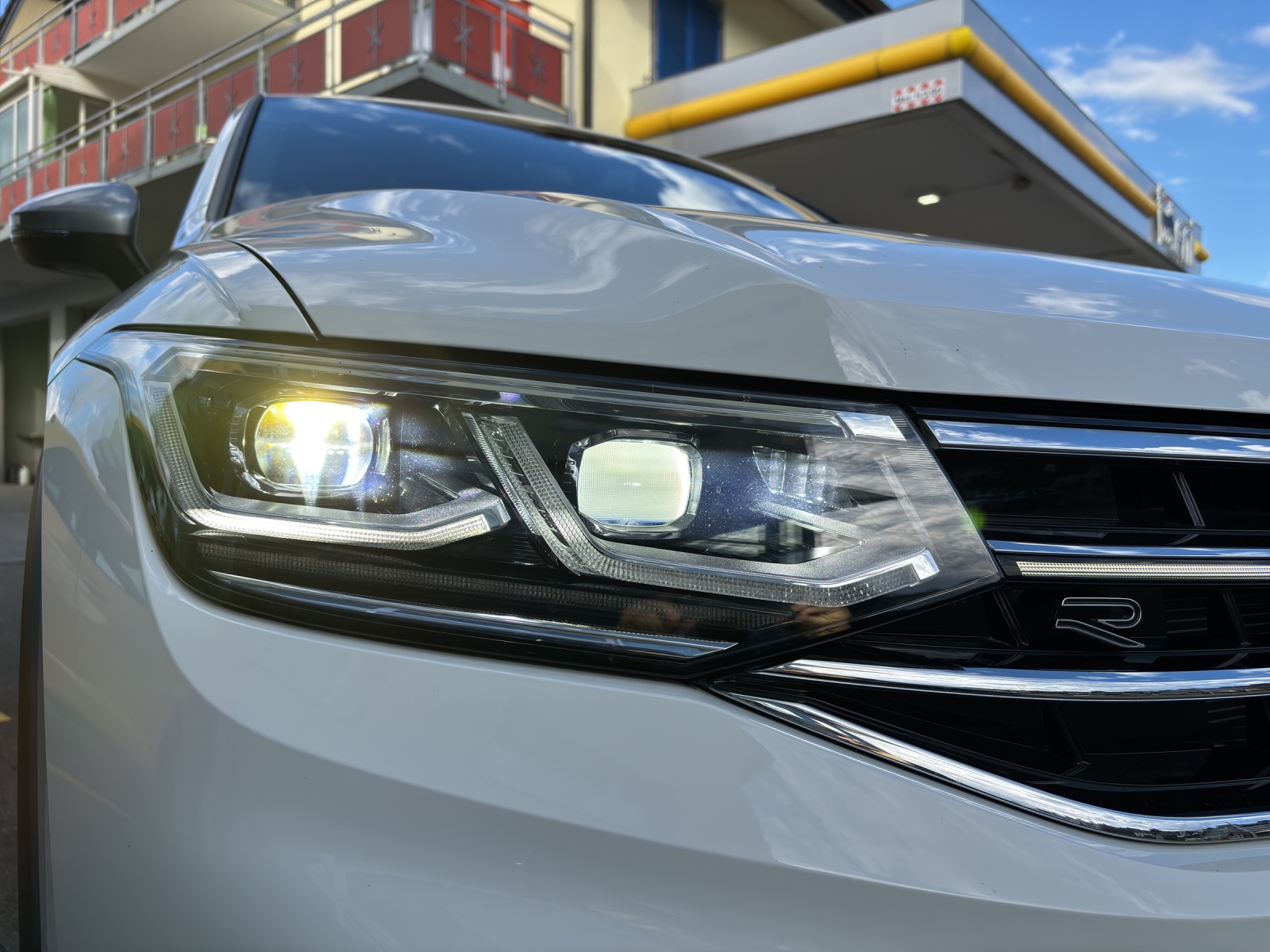 VW Tiguan Allspace 2.0 TDI SCR R-Line 4Motion DSG mit AHK, Head-Up-Display & 360°Kamrea-image-10