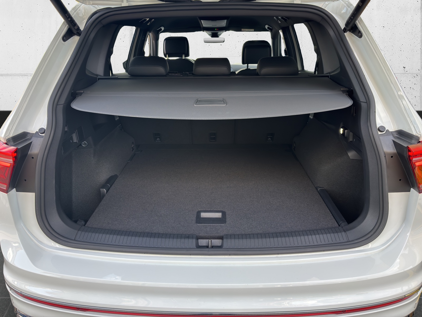 VW Tiguan Allspace 2.0 TDI SCR R-Line 4Motion DSG mit AHK, Head-Up-Display & 360°Kamrea-image-7