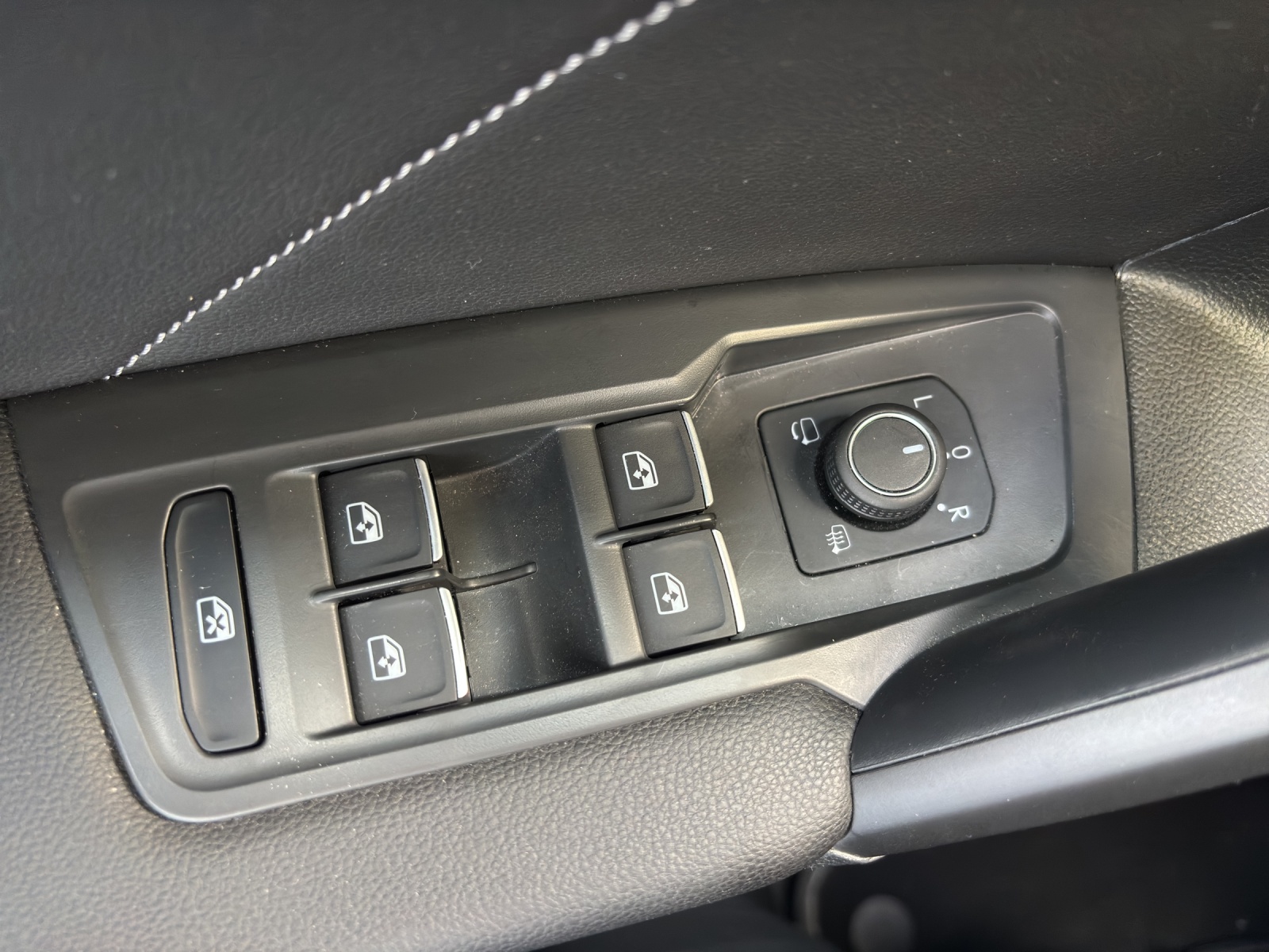 VW Tiguan Allspace 2.0 TDI SCR R-Line 4Motion DSG mit AHK, Head-Up-Display & 360°Kamrea-image-29