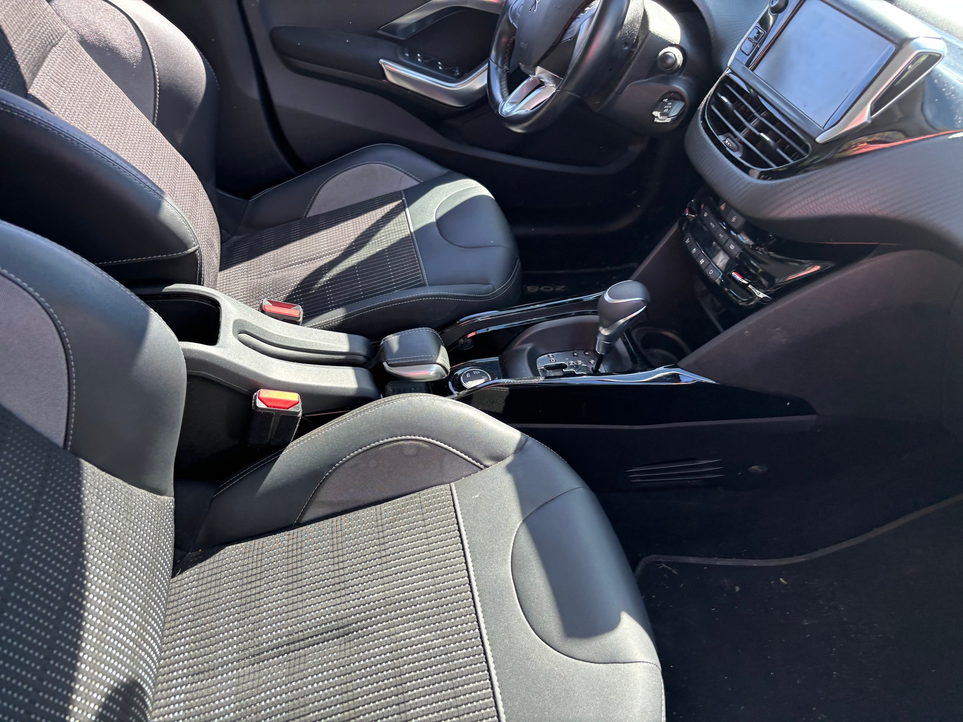 PEUGEOT 2008 1.2 PureTech Active EAT6-image-4