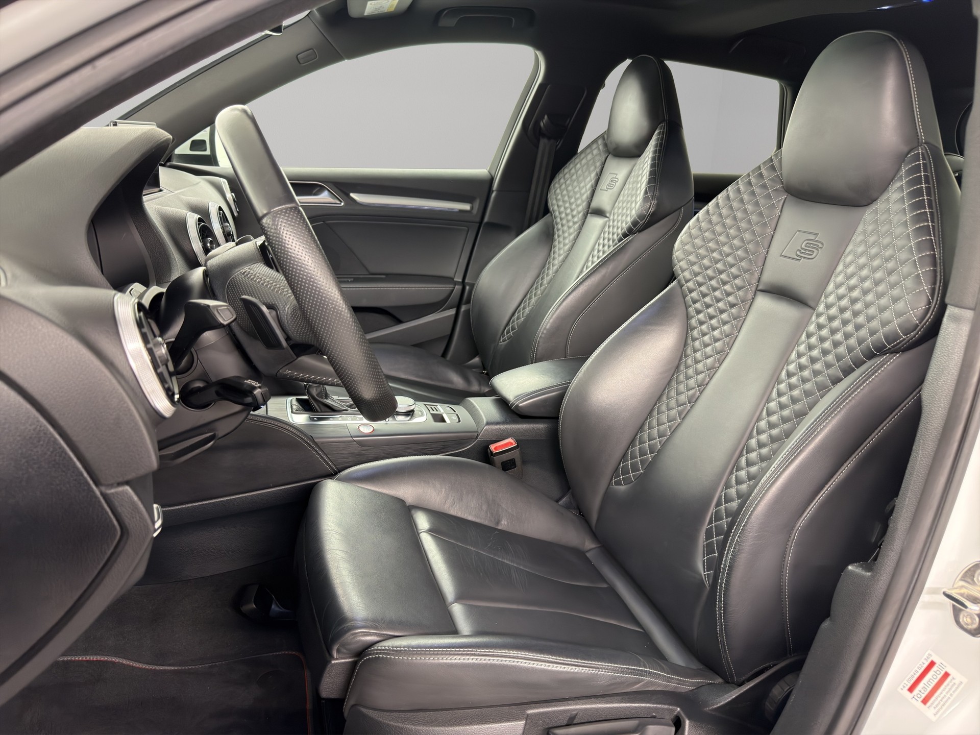 AUDI S3 Sportback 2.0 T FSI quattro S-Tronic-image-8