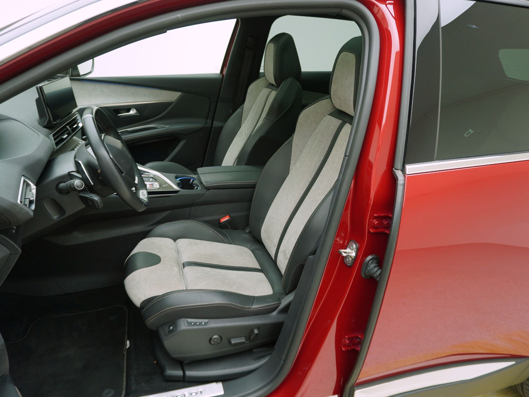 PEUGEOT 3008 1.6 Plug-in Hybrid4 GT Pack-image-9