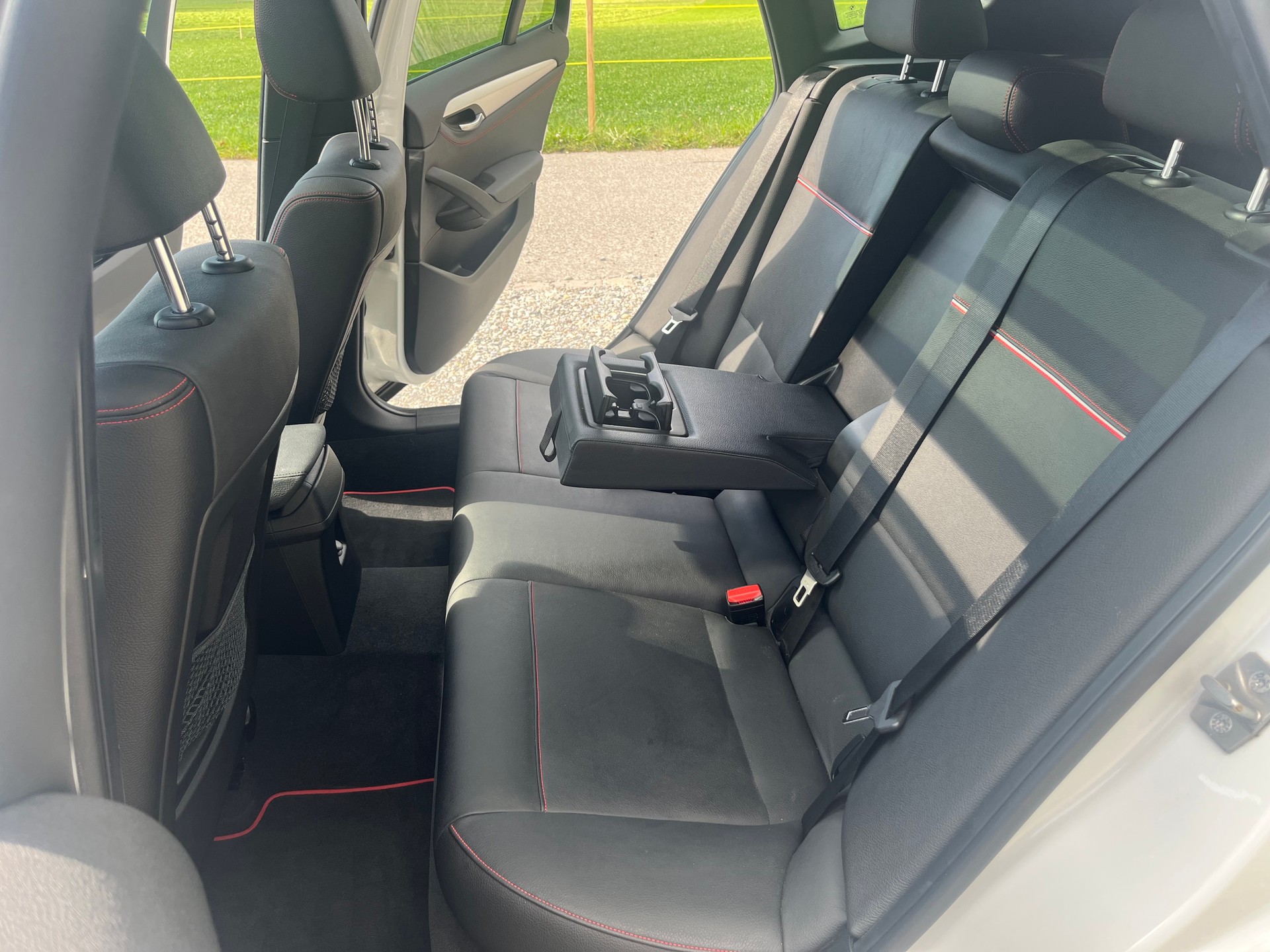 BMW X1 xDrive 2.0i Sport Line-image-4