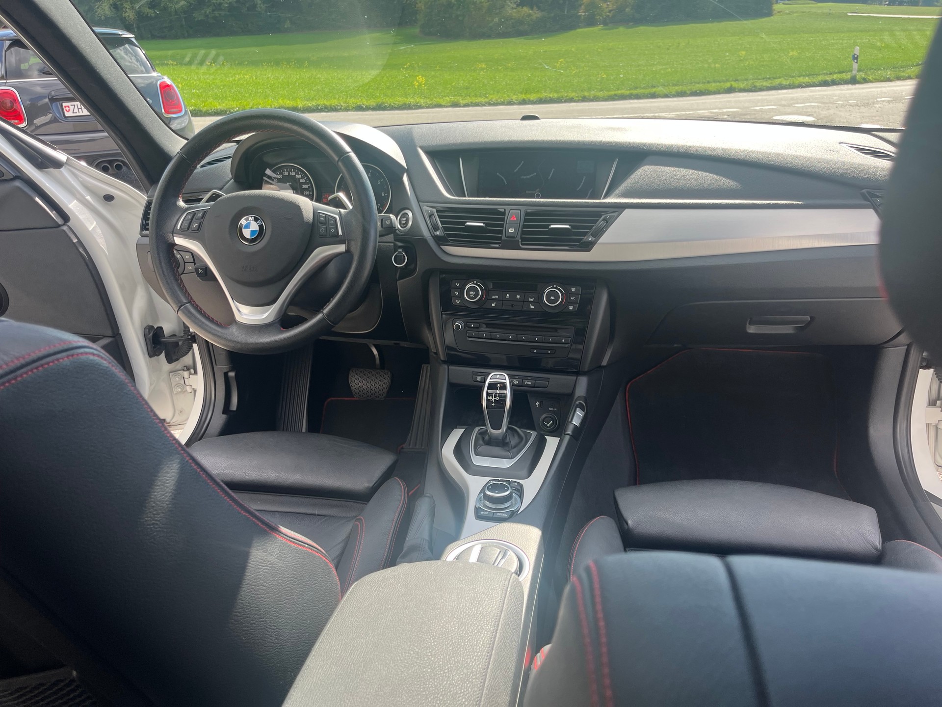 BMW X1 xDrive 2.0i Sport Line-image-3