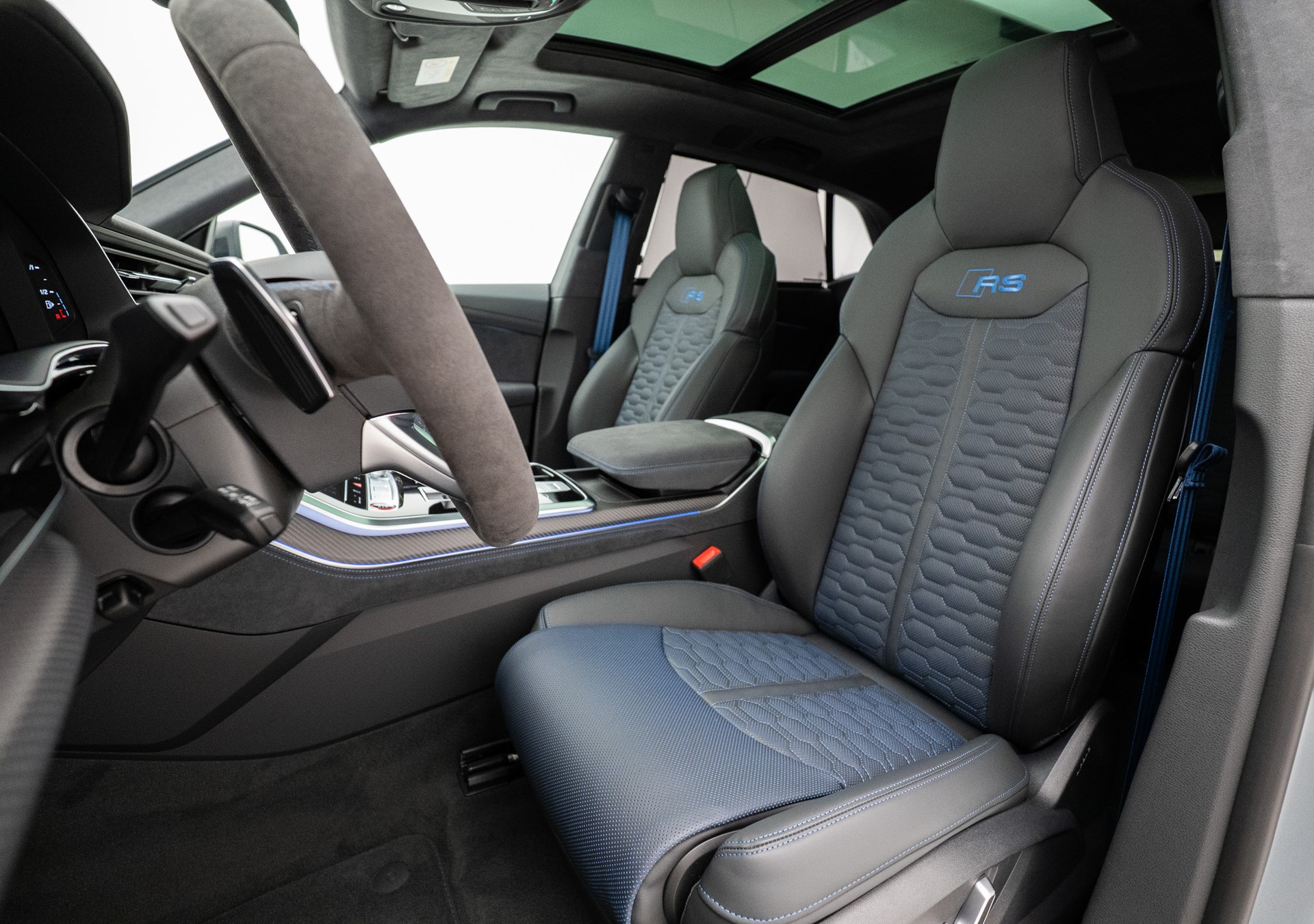 AUDI RSQ8 performance quattro-image-5