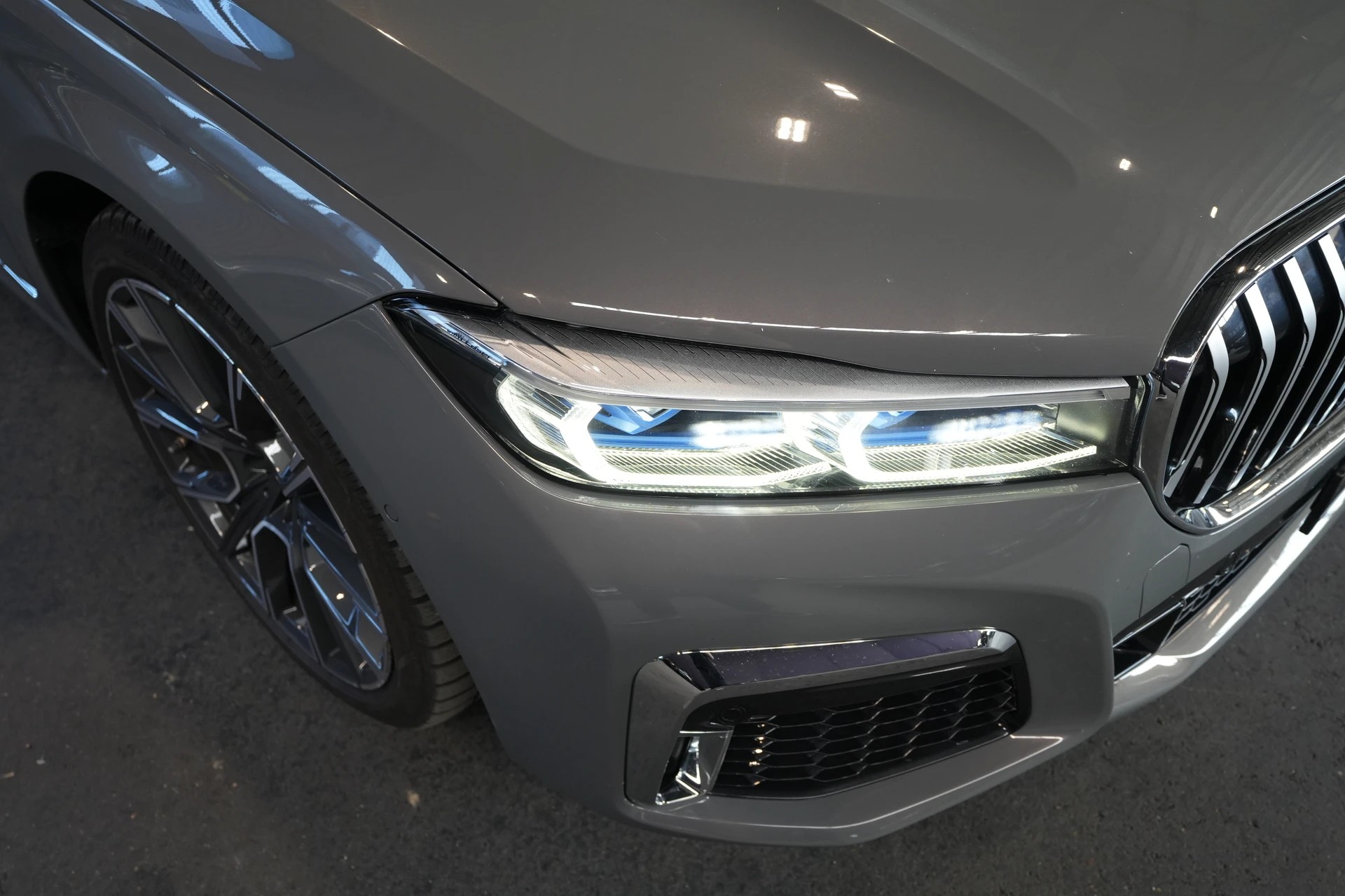BMW 750i xDrive Steptronic-image-0