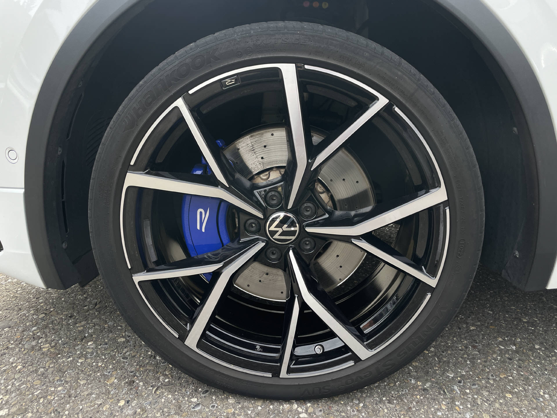 VW Tiguan 2.0 TSI R DSG*AHK*Leder*Schiebedach*Akrapovic*-image-29