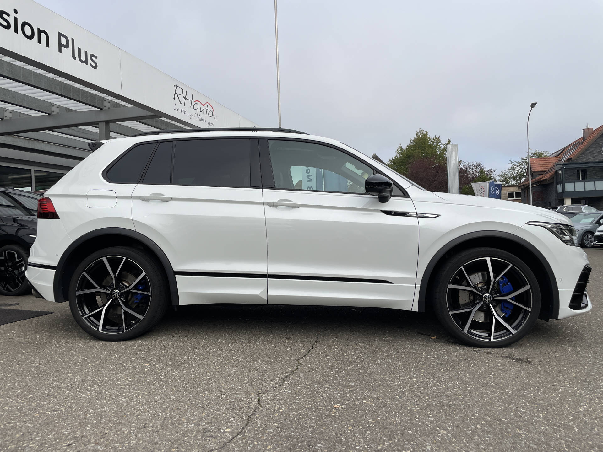 VW Tiguan 2.0 TSI R DSG*AHK*Leder*Schiebedach*Akrapovic*-image-2