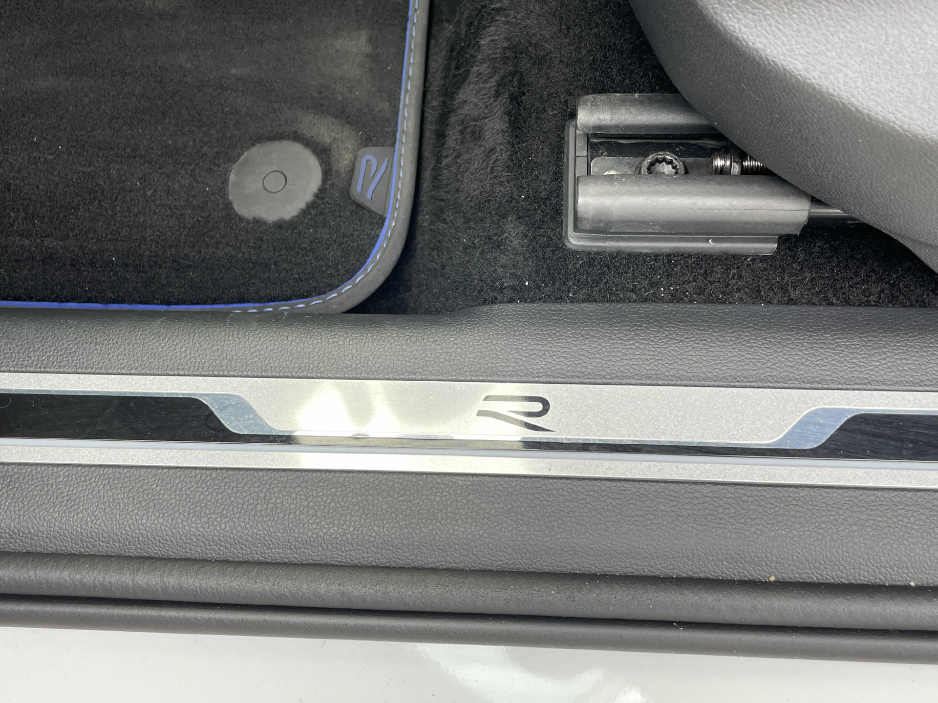 VW Tiguan 2.0 TSI R DSG*AHK*Leder*Schiebedach*Akrapovic*-image-28