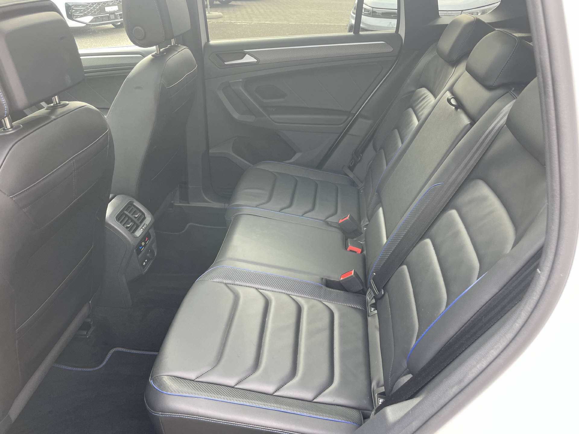 VW Tiguan 2.0 TSI R DSG*AHK*Leder*Schiebedach*Akrapovic*-image-10