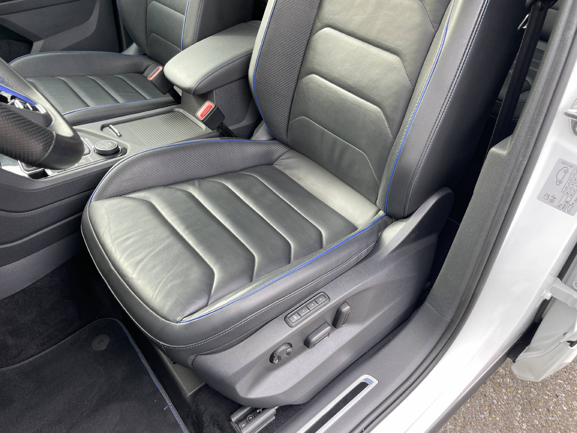 VW Tiguan 2.0 TSI R DSG*AHK*Leder*Schiebedach*Akrapovic*-image-9