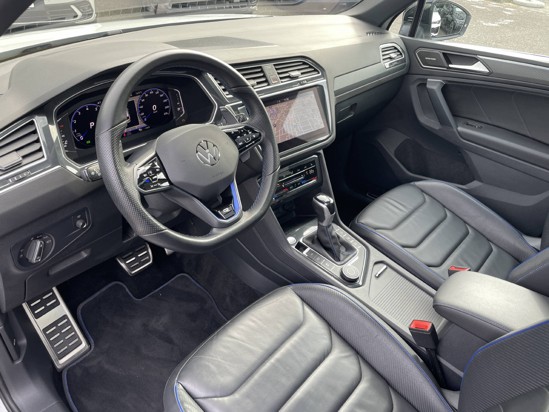 VW Tiguan 2.0 TSI R DSG*AHK*Leder*Schiebedach*Akrapovic*-image-6